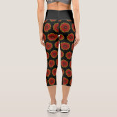Red Daisy sur Arrière - plan noir Capri Leggings (Verso)