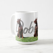 Red Doberman Pinschers met stamnaam grafische Mok (Voorkant links)