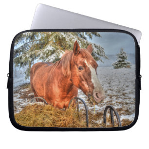 Red Dun Chestnut Horse Eating Hay Equine Foto Laptop Sleeve