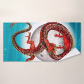 Red Eastern Dragon beroemd gemaakt door Mythical F Badhanddoek (Badhanddoek)