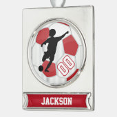 Red en White personaliseren Boy Soccer Player Verzilverd Banner Ornament (Links)