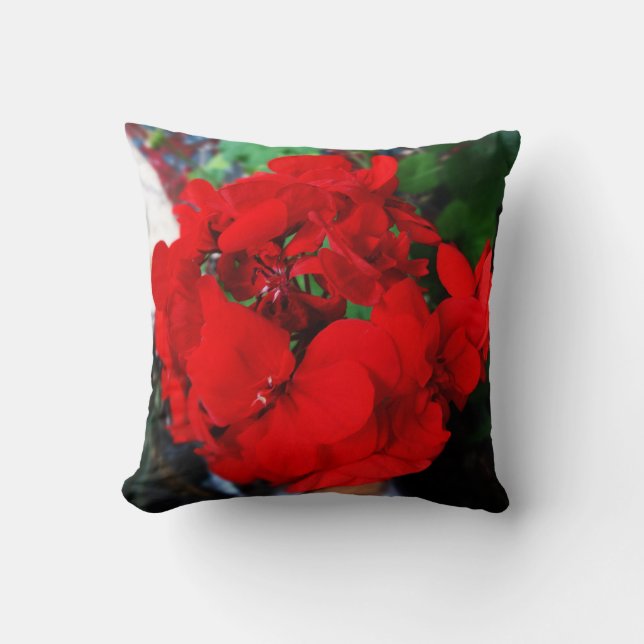 Red Geraniums Floral Pillow door Sharles Kussen (Voorkant)