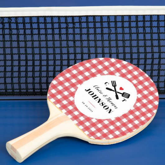Red Gingham Plaid Grill Monogram Bruiloft Tafeltennisbatje (Insitu)