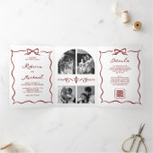 Red Hand Drawn Bow QR Code Photo Wedding Drieluik Uitnodiging (Binnen)