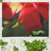 Red Hibiscus Flower in Sunlight Theedoek (Gevouwen)