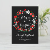 Red Holiday Floral Wreath Merry & Bright Kerstmis Feestdagenkaart (Staand voorkant)