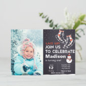 Red Ice Skates Anniversaire Invitation avec photo (Debout devant)
