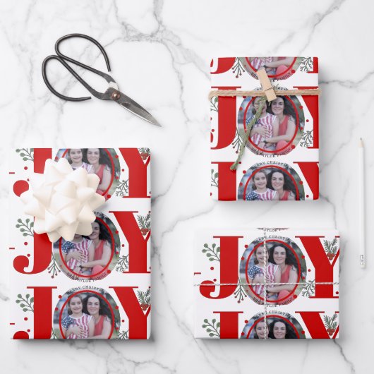 Red Joy met kerstfeestfoto's met bessen Inpakpapier Vel (Voorkant)