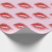 Red Lipstick Kus op roze Cadeaupapier (Hoek)