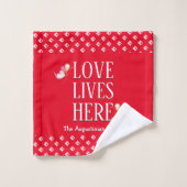 Red | LOVE LIVES ICI | Personnalisable (Gant de toilette)