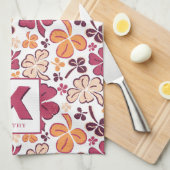 Red Lucky Shamrock Clover Pattern Monogrammed Theedoek (Quarter Fold)