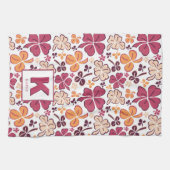 Red Lucky Shamrock Clover Pattern Monogrammed Theedoek (Horizontaal)