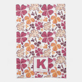 Red Lucky Shamrock Clover Pattern Monogrammed Theedoek (Verticaal)