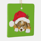 Red Merle Aussie-kerstpuppy met Santa Hat Keramisch Ornament (Rechts)