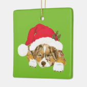 Red Merle Aussie-kerstpuppy met Santa Hat Keramisch Ornament (Links)