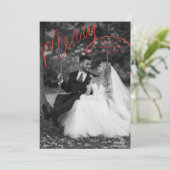 Red Merry Hand Lettering Wedding Photo Feestdagenkaart (Staand voorkant)