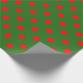 Red On Green Polka Dots Pattern Design Cadeaupapier (Hoek)