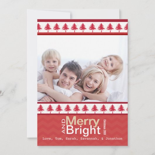 Red Pine Tree Merry en Bright Family Photo Card Feestdagenkaart (Voorkant)