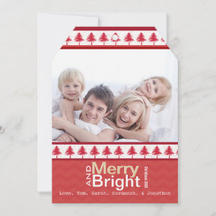 Red Pine Tree Merry en Bright Family Photo Card Feestdagenkaart