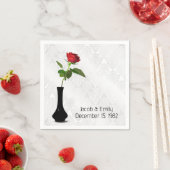 Red Rose in vaas op White Damask Servet (Insitu)