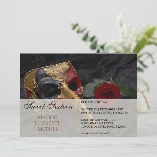 Red Rose Masquerade Invitation d'anniversaire (Debout devant)