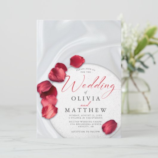 Red Rose Petals et Satin Invitation (Debout devant)
