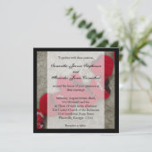 Red Rose Petals op Zand Beach Wedding Kaart (Staand voorkant)