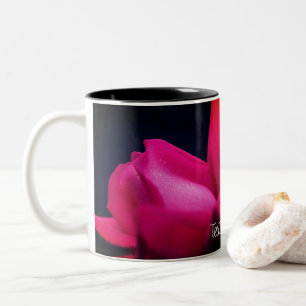 Red Rosebud Raindrops gepersonaliseerd Tweekleurige Koffiemok