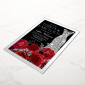 Red Roses & Silver Foil Black 30th Birthday Folie Uitnodiging (Gedraaid)