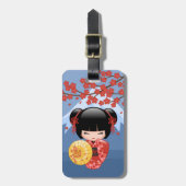 Red Sakura Kokeshi Doll - Cute Geisha Girl Bagagelabel (Voorkant verticaal)