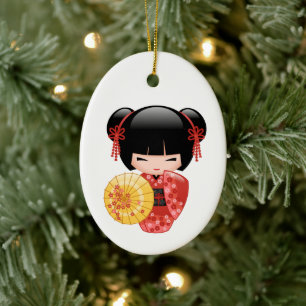 Red Sakura Kokeshi Doll - Cute Geisha op White Keramisch Ornament