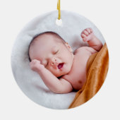 Red Santa Hat Baby's eerste kerstfoto Keramisch Ornament (Achterkant)