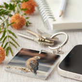 Red Shoulked Hawk op een rots Sleutelhanger (Voorkant Rechts)