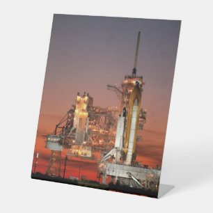 Red Sky voor Space Shuttle Atlantis Lancering Reclamebord Met Voetstuk