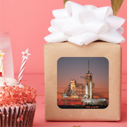 Red Sky voor Space Shuttle Atlantis Lancering Vierkante Sticker (Feest)