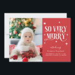 Red So Very Merry Holiday Baby Photo Faire-part<br><div class="desc">Carte de faire-part de naissance de vacances fantasque avec 2 photos de votre nouveau-né avec un texte en police rétro qui dit "si joyeux" avec des étoiles autour. L'arrière - plan est rouge.</div>