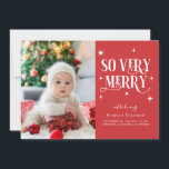 Red So Very Merry Holiday Baby Photo Faire-part<br><div class="desc">Carte de faire-part de naissance de vacances fantasque avec 2 photos de votre nouveau-né avec un texte en police rétro qui dit "si joyeux" avec des étoiles autour. L'arrière - plan est rouge.</div>