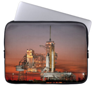 Red Space Shuttle Spaceship Atlantis op startpad Laptop Sleeve