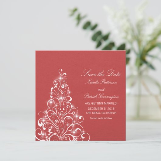 Red Sparkly Holiday Tree Save the Date Invitation (Debout devant)