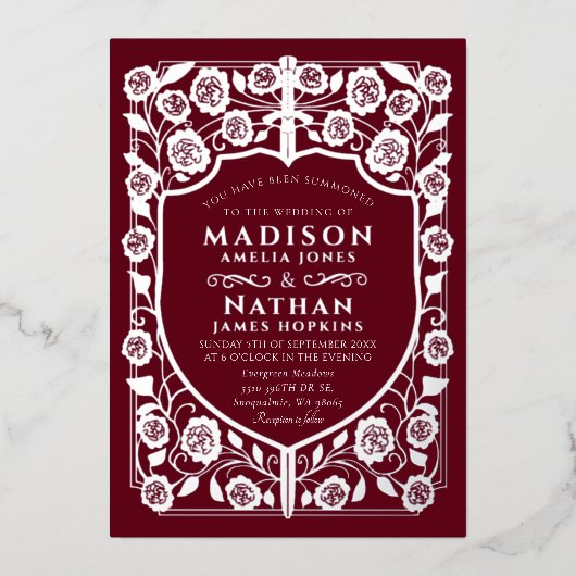 Red Sword Shield middeleeuwse monogram bruiloft Folie Uitnodiging (Voorkant)