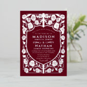 Red Sword Shield middeleeuwse monogram bruiloft Folie Uitnodiging (Staand Voorkant)