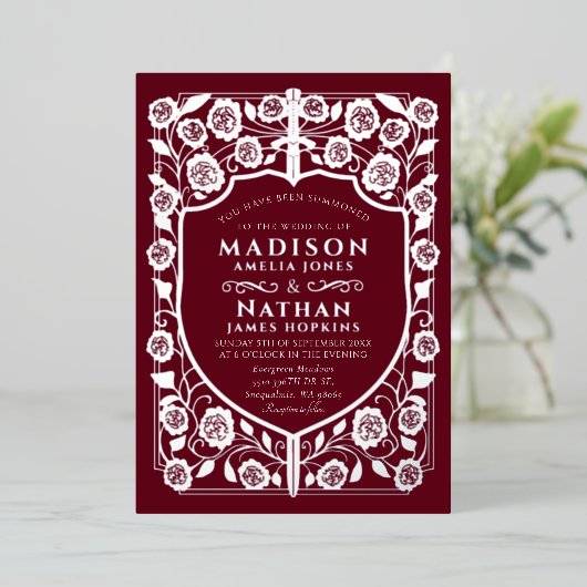 Red Sword Shield middeleeuwse monogram bruiloft Folie Uitnodiging (Staand Voorkant)