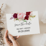 Red Tropical and Romantic Enregistrer la carte de<br><div class="desc">Cette carte rouge tropicale et romantique à l'exception de la date est parfaite pour un mariage rustique. Le design artistique bordo marsala présente des roses d'aquarelle,  verts,  roses,  bordeaux et roux assortis de verdure bien disposés dans un bouquet de fleurs gracieux et radieux</div>