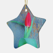 Red Tulp op blauw grijze laat Keramisch Ornament (Links)