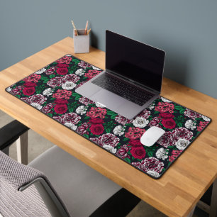Red, white and bi-color roses with green leaves on bureaumat