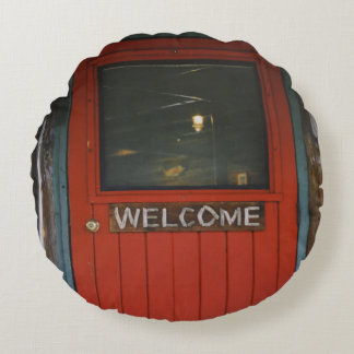 RED WOODEN GESLOTEN DEUR ROND KUSSEN