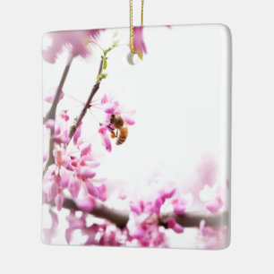 Redbud en honingbijen in Springtime Keramisch Ornament