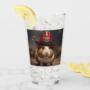 Reddingsklaar: Cavia in brandweerhelm Glas