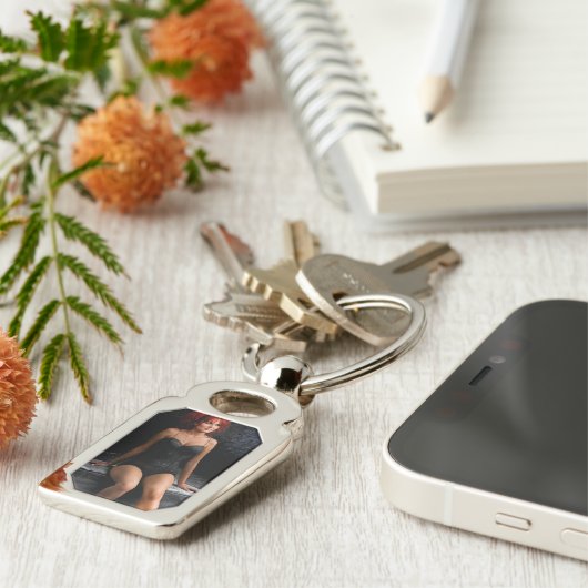 Redhead in the Dark metal keychain (Zijkant)