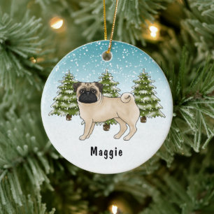 Reebruine Pug Cute Cartoonhond in Blauwe Winterbos Keramisch Ornament